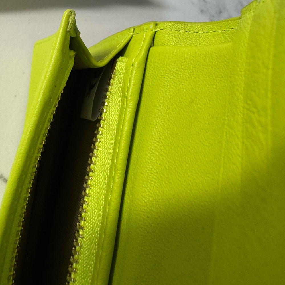 NIB MCM 🔥RARE Bifold Neon Wallet with COA, Dust Bag, and Box. - Picture 4 of 8